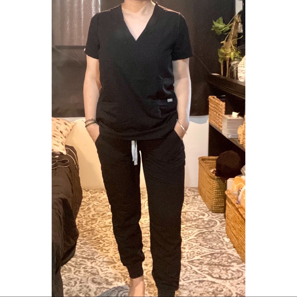 Figs CASMA 3 pocket scrub top